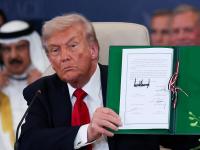 El momento: Donald Trump firma 'su' plan de paz entre Israel y Hamás