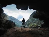 Joven en una cueva