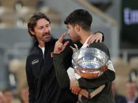 Carlos Alcaraz posa junto a Juan Carlos Ferrero con la Copa de los Mosqueteros de Roland Garros
