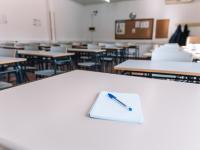Imagen de archivo de un cuaderno en una mesa de un instituto.