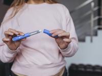 Una mujer con una pluma de Ozempic