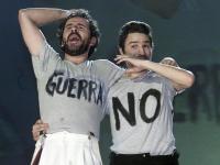 Willy Toledo y Alberto San Juan en la gala de los Goya del 2003 marcada por el 'No a la guerra'.