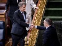 El presidente del Partido Popular, Alberto Núñez Feijóo, y el líder de Vox, Santiago Abascal.