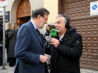 El expresidente del Gobierno Mariano Rajoy, siendo entrevistado por el periodista Carlos Alsina tras el funeral del periodista Fernando Ónega; en una imagen de archivo.