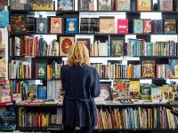 Una persona en una librería.