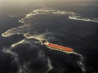 Vista de un petrolero rodeado por una mancha de petróleo tras ser atacado por lanchas patrulleras iraníes en el estrecho de Ormuz, en una imagen de archivo.