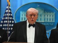 Donald Trump hablando tras el intento de atentado en la cena de corresponsales de la Casa Blanca