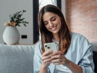 Una mujer leyendo el móvil