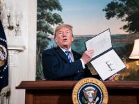 El presidente de EEUU, Donald Trump, firma el Memorando de Seguridad Nacional por el que abandona el acuerdo nuclear con Irán, el 8 de mayo de 2018, en la Casa Blanca.