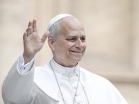El papa León XIV saludando en la plaza de San Pedro