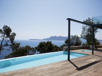 Imagen de archivo de una piscina con vistas al mar.