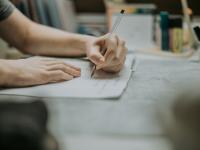 Un alumno realiza un examen.