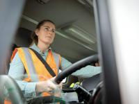 Una mujer conduciendo un camión