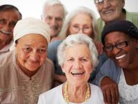 Grupo de adultos mayores sonriendo.