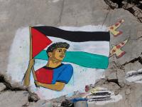 Un mural pintado por artistas palestinos representa al futbolista Lamine Yamal en el campamento de refugiados de Shati, en la ciudad de Gaza, el 13 de mayo de 2026.