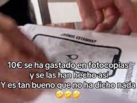 Celia enseña las fotocopias que le han impreso a su padre.