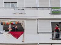 Dos vecinos de Sevilla se asoman a sus balcones en una imagen de archivo de 2020.