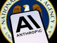 El logotipo de Anthropic, visto en la pantalla de un teléfono, con el logotipo de la NSA de fondo en Créteil (Francia), el 21 de abril de 2026.