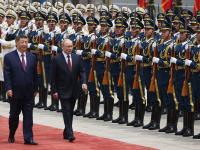 El presidente ruso Vladimir Putin y el chino Xi Jinping pasan revista a los soldados que dan la bienvenida al líder ruso, el 20 de mayo de 2026, en Pekín.