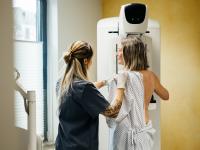 Imagen de una mujer sometiéndose a una prueba diagnóstica de cáncer de mama.