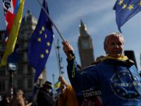 Un manifestante antibrexit ondea banderas de la UE y de Ucrania durante una protesta frente al Parlamento británico en Westminster, Londres, el 5 de marzo de 2025.