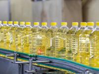 Botellas de aceite de cocina en una línea de producción.