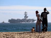 Turistas observan el portaaviones de EEUU 'USS Nimitz' en la bahía de Valparaíso (Chile), como parte del Tour del Océano Austral 2026, el pasado abril.