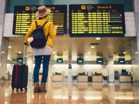 Una persona, en un aeropuerto.
