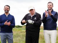 Donald Trump Jr. (izda.), Trump padre (centro) y Eric Trump (dcha.) en una escena familiar que no se verá este sábado