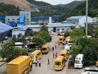 Los equipos de rescate trabajan en el interior de la mina donde se ha producido la explosión este sábado.