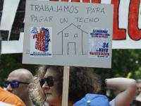Pancarta en la manifestación de Madrid por la vivienda que denuncia que "trabajamos para pagar un techo".