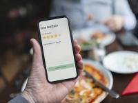 Un cliente, a punto de poner una reseña.