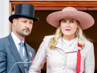 Haakon de Noruega y Mette-Marit de Noruega con un respirador en el balcón del palacio real de Oslo en el Día Nacional de Noruega 2026