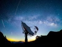 Estrellas brillantes resplandecen sobre el radiotelescopio de la Estación del Observatorio de Longma el 10 de mayo de 2026 en el condado de Jinzhai, ciudad de Lu'an, provincia de Anhui, China.