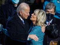 El presidente de EEUU, Joe Biden, abraza a su esposa, Jill, momentos después de jurar el cargo durante su investidura, 20 de enero de 2021, en Washington.