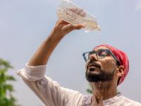 Un hombre pasa calor en la calle