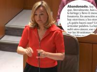 Pilar Alegría en las Cortes este viernes con una foto de la carta de Joan al director de 'El País'.