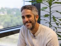 Roberto Leal: "Cuando me escogieron para 'Pasapalabra' hubo quien dijo que cómo iba a presentarlo con mi acento. ¿Y cuál es el problema?"
