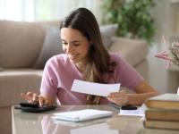 Una mujer revisa impuestos