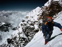 Un montañero escalando el monte Everest, en una imagen de archivo