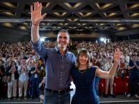 El presidente del Gobierno, Pedro Sánchez, junto a la secretaria general electa de Juventudes Socialistas de España, Aránzazu Figueroa.