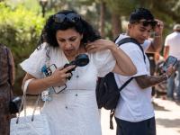 Una mujer camina en la calle en un día caluroso