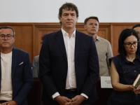 El hermano del presidente del gobierno David Sánchez y Miguel Ángel Gallardo, ex líder del PSOE extremeño, en la Audiencia pacense.