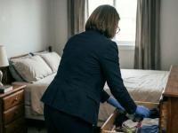 Una mujer rebuscando en los cajones