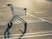 Un carro de la compra abandonado en un parking