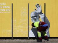 Un operario coloca una valla con motivo de la próxima visita del Papa León XIV a España, el 28 de mayo de 2026, en el centro de Madrid.