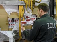 Agentes de aduanas muestran una carga de tabaco ilegal localizada en un camión en las cercanías Meldsorf (Alemania), el 17 de marzo de 2017.