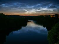 El fenómeno de las nubes noctilucentes sobre la ciudad de Vilnius, en Lituania, en junio de 2018.