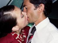 Un beso de la tripulación de un avión en una imagen de archivo