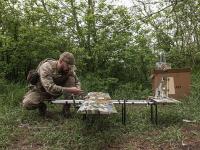 Un soldado ucraniano pone a punto un dron en la región de Donetsk